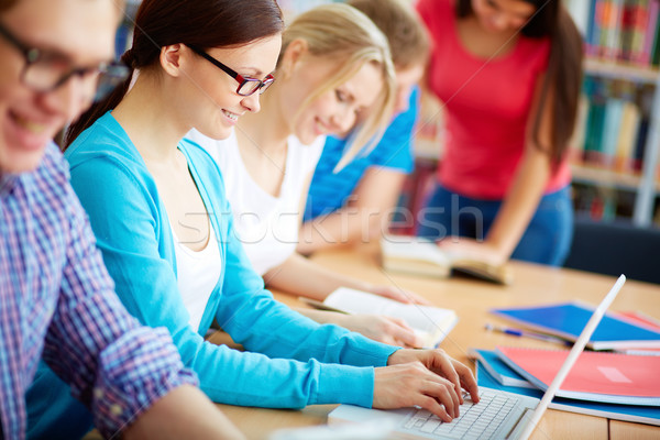 Studium Porträt ziemlich Mädchen eingeben Laptop Stock foto © pressmaster