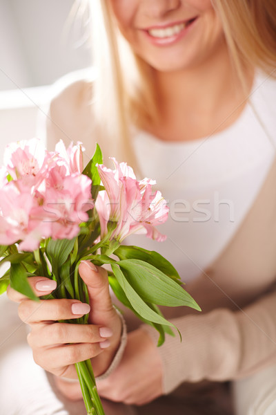 хрупкий цветы улыбаясь женщины Сток-фото © pressmaster