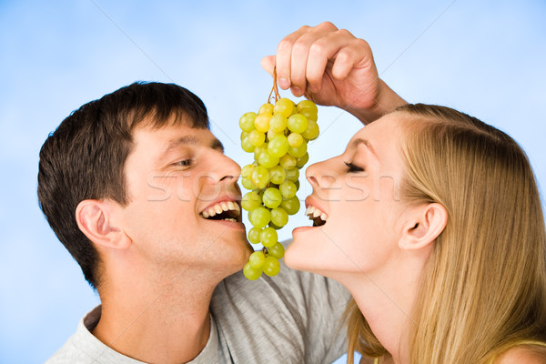 Comer retrato hombre uvas Foto stock © pressmaster