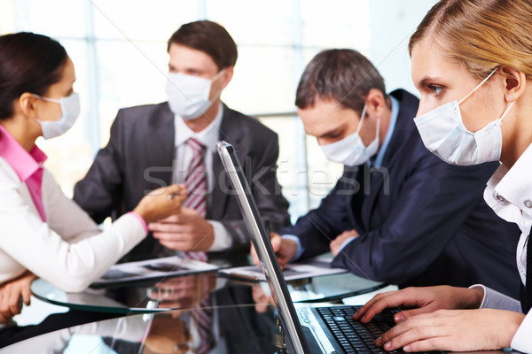 Travail de bureau sérieux femme d'affaires masque regarder écran [[stock_photo]] © pressmaster