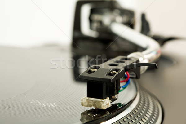 Música jugando primer plano disco disco negro Foto stock © pressmaster