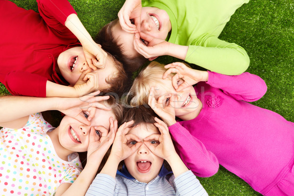 Grappig kinderen afbeelding kinderen spelen gras familie Stockfoto © pressmaster