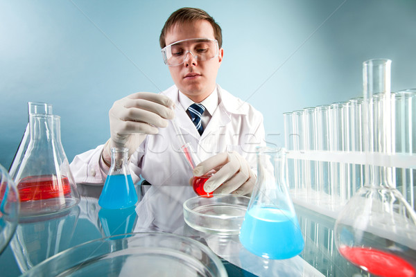 Kísérlet komoly készít orvosi gyógyszer kék Stock fotó © pressmaster