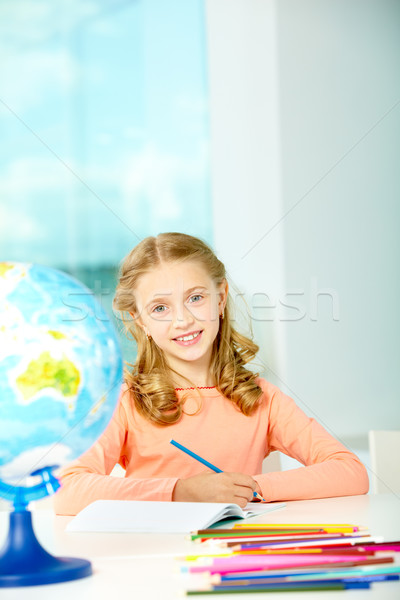 Diligente retrato inteligentes colegiala azul lápiz Foto stock © pressmaster