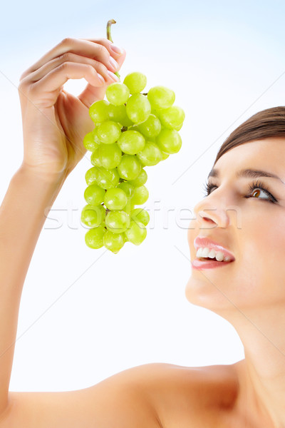 świeże winogron piękna kobieta zielone dziewczyna Zdjęcia stock © pressmaster