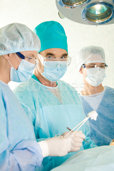 Betrieb Bild ältere Chirurg schauen Kamera Stock foto © pressmaster