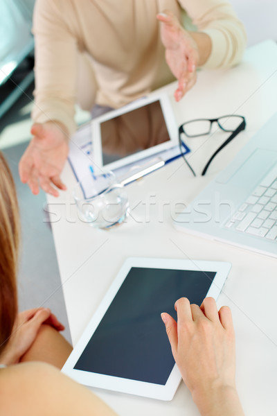 Ipad таблетка изображение деловая женщина рабочих цифровой Сток-фото © pressmaster