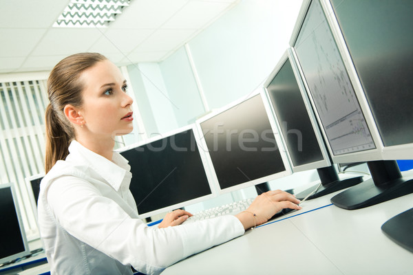 商業照片: 計算機 · 學習 · 圖像 · 漂亮 · 學生 · 坐在