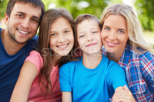 Crianças pais foto família feliz quatro olhando Foto stock © pressmaster