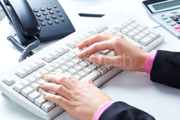 Chei femeie afaceri calculator Imagine de stoc © pressmaster