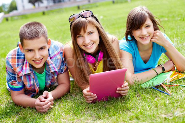 Diákok szabadidő portré három főiskola élvezi Stock fotó © pressmaster