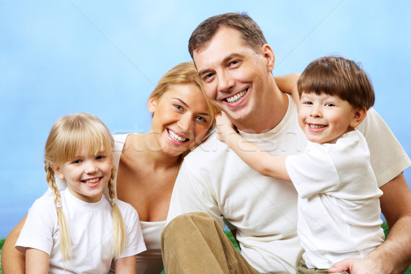 Odaadás portré szeretetteljes család néz kamera Stock fotó © pressmaster