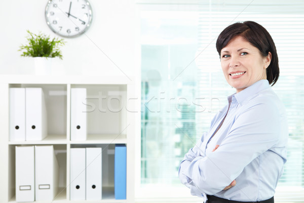 Foto stock: Feliz · empleador · maduro · mujer · de · negocios · mirando · cámara