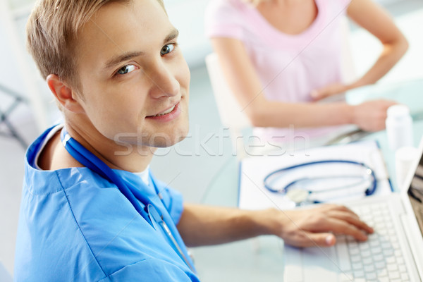 Practicante retrato doctor de sexo masculino mirando cámara hospital Foto stock © pressmaster