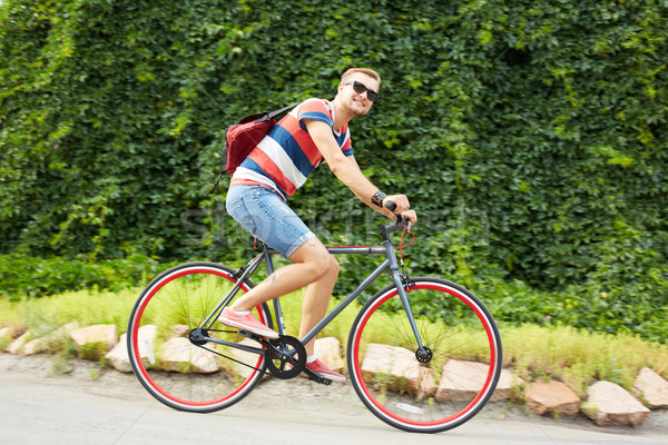 快樂 傢伙 騎術 / portrait of happy guy riding bicycle