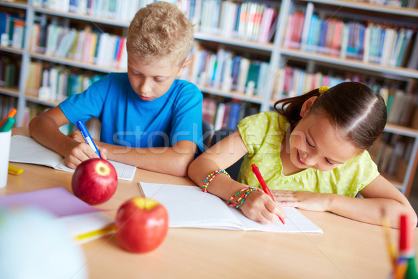 Klasgenoten merkt portret twee schoolkinderen Stockfoto © pressmaster