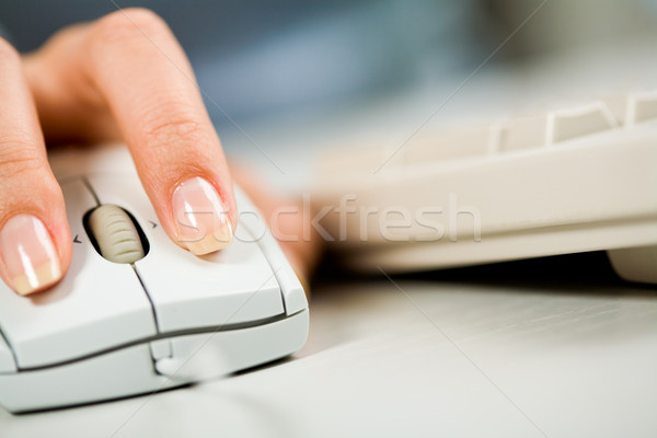 Femeie mână alb mouse calculator Imagine de stoc © pressmaster