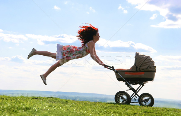 母親的 飛行 快樂 女 跳躍 綠色 商業照片 © pressmaster