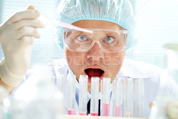 Inesperado resultar retrato químico olhando medicina Foto stock © pressmaster