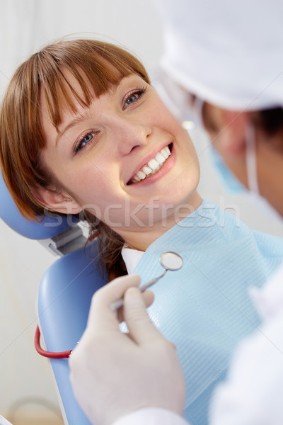 Paciente imagen sonriendo mirando dentista espejo Foto stock © pressmaster
