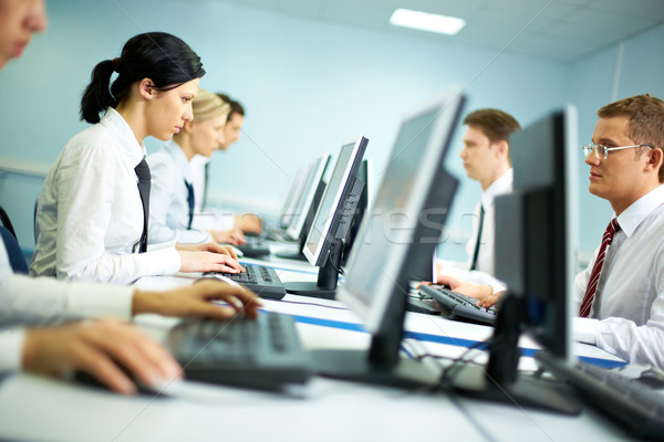 Oficina trabajadores de trabajo computadoras negocios Foto stock © pressmaster