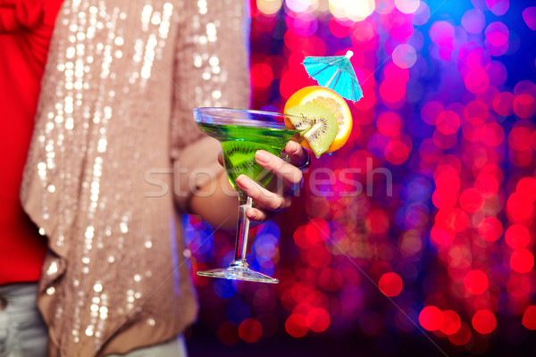 Kiwi cocktail vrouwelijke hand martini glas Stockfoto © pressmaster