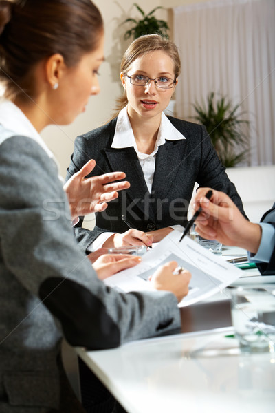 Discussie moment afbeelding jonge vrouwelijke luisteren Stockfoto © pressmaster