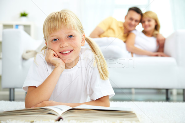 Lettore immagine cute ragazza libro aperto guardando Foto d'archivio © pressmaster