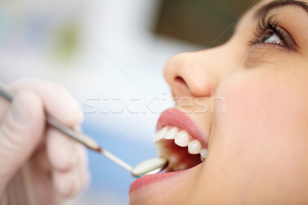 Médico bastante paciente boca aberta Foto stock © pressmaster