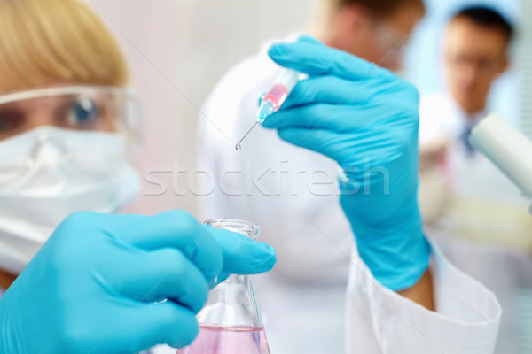 Cair substância feminino cientista olhando médico Foto stock © pressmaster