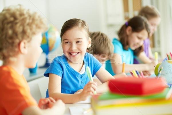 Bakıyor sınıf arkadaşı portre mutlu ders kız Stok fotoğraf © pressmaster