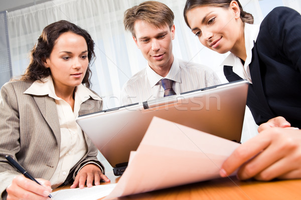 Portret trei persoane uita laptop monitoriza Imagine de stoc © pressmaster