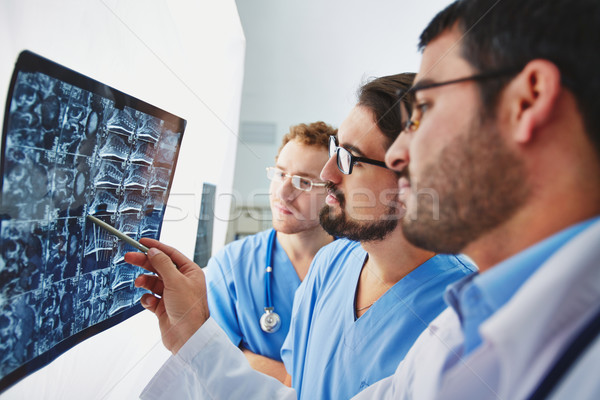 Werk jonge mannelijke artsen naar Xray Stockfoto © pressmaster