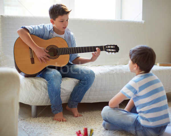 Aprendizagem jogar guitarra retrato bonito menino Foto stock © pressmaster