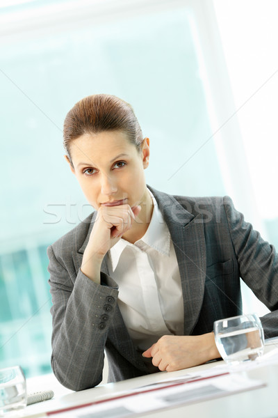 Peinzend werkgever portret zakenvrouw naar camera Stockfoto © pressmaster