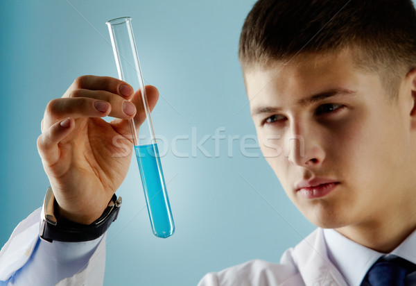 Olhando substância científico trabalhador tubo Foto stock © pressmaster