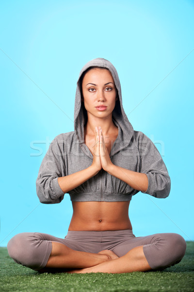 Geestelijke energie portret jonge vrouw mediteren pose Stockfoto © pressmaster