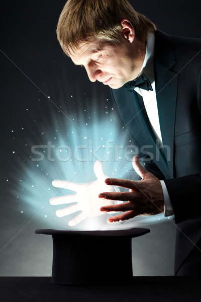 Hekserij afbeelding mannelijke goochelaar naar hoed Stockfoto © pressmaster