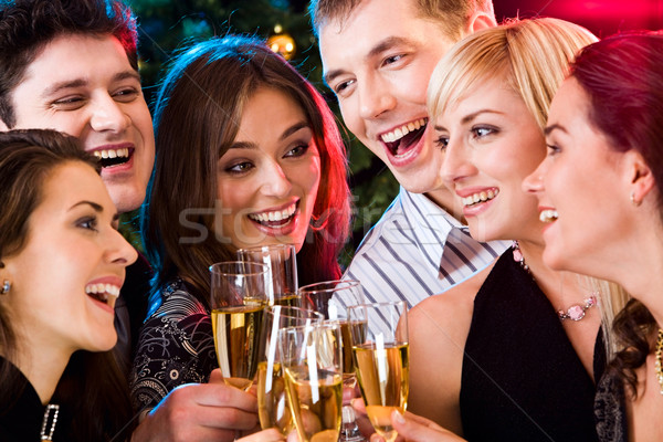 Toast portret szczęśliwy młodych znajomych dotknąć Zdjęcia stock © pressmaster