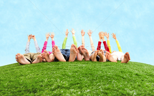 Funny Spiel Bild mehrere Kinder Gras Stock foto © pressmaster