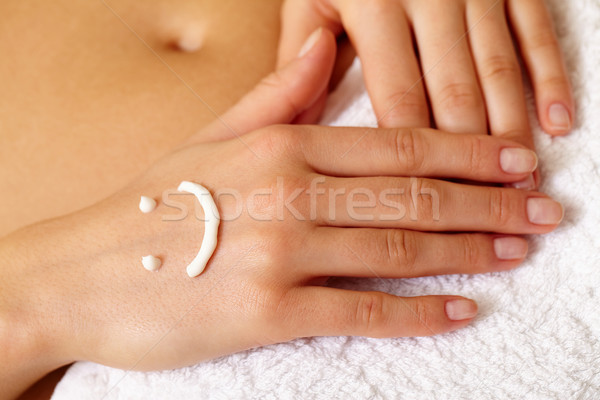 Glimlachend hand afbeelding vrouwelijke handen zachte Stockfoto © pressmaster