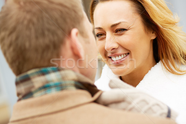 Mosolygó nő portré boldog lány néz kedvesem mosoly fogakkal Stock fotó © pressmaster