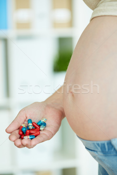 Niezgodny pionowy kobieta w ciąży zdrowia Zdjęcia stock © pressmaster