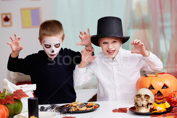 Halloween fotó iker kísérteties fiúk néz Stock fotó © pressmaster