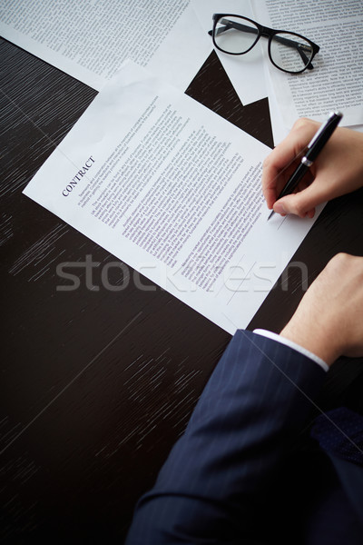 Business deal afbeelding zakenman hand pen Stockfoto © pressmaster