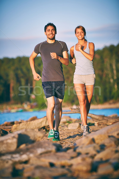 Enérgico casal foto feliz corrida ao ar livre Foto stock © pressmaster