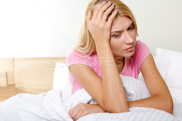 Doente doente mulher cama tocante Foto stock © pressmaster