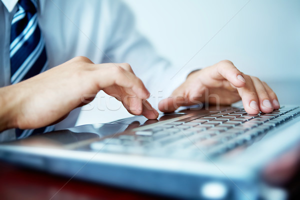 Imagine de stoc: Om · de · afaceri · dactilografiere · masculin · mâini · tastatura · laptop