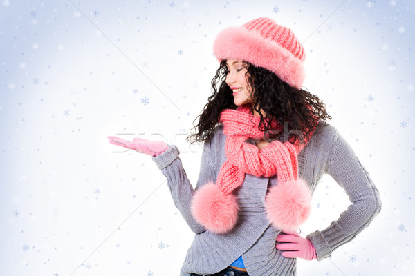 Alegre mujer rosa invierno piel Foto stock © pressmaster