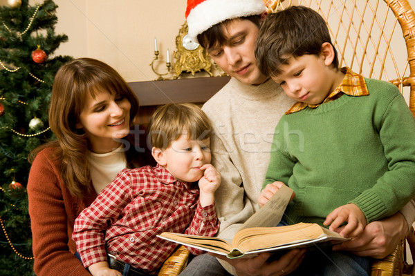 Lesung zusammen Porträt freundlich Familie schauen Stock foto © pressmaster